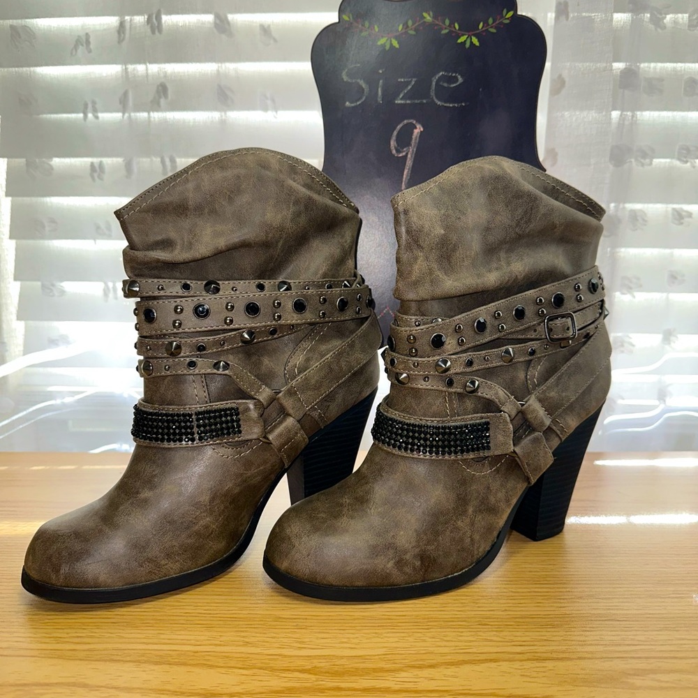 Daisy Fuentes Victoria_W color Moss size 9